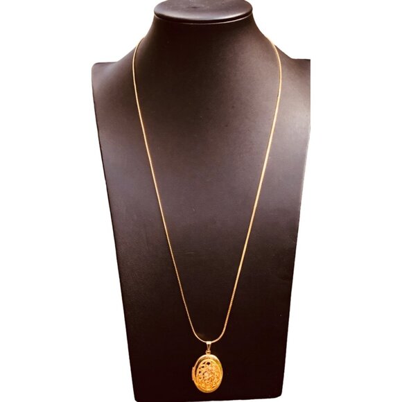 1970s Gold Tone Locket Pendant Necklace on 24 in chain Unworn with Tag - Picture 3 of 4
